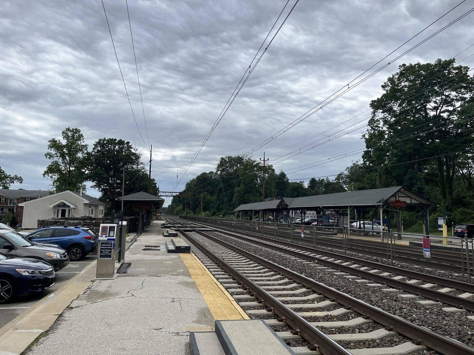 The St. Davids train station platforms and tracks on the Paoli/Thorndale Line